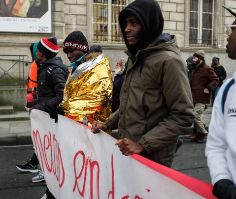 Avec et sans papiers manifestent contre la loi asile-immigration