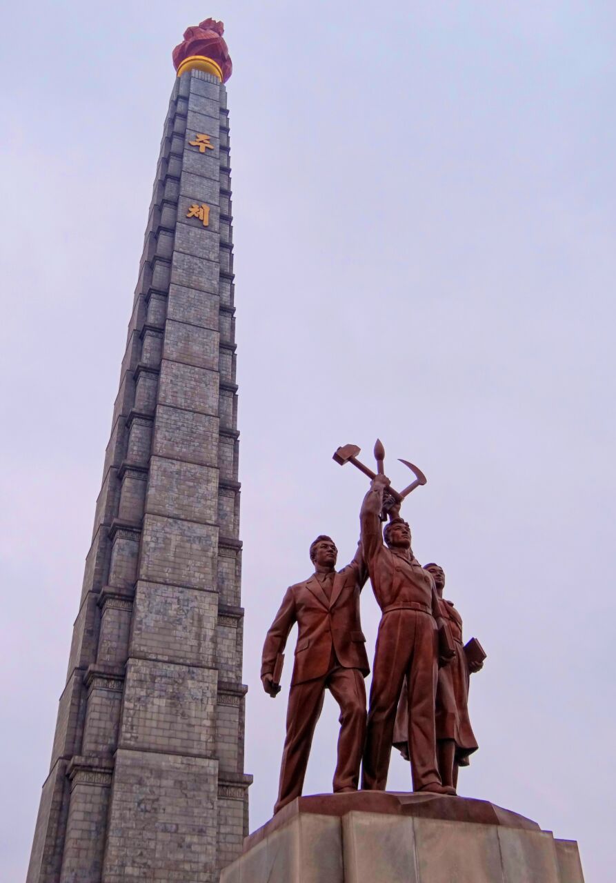 Tour du Juche à Pyongyang, symbole de l'idéologie communiste nord-coréenne.