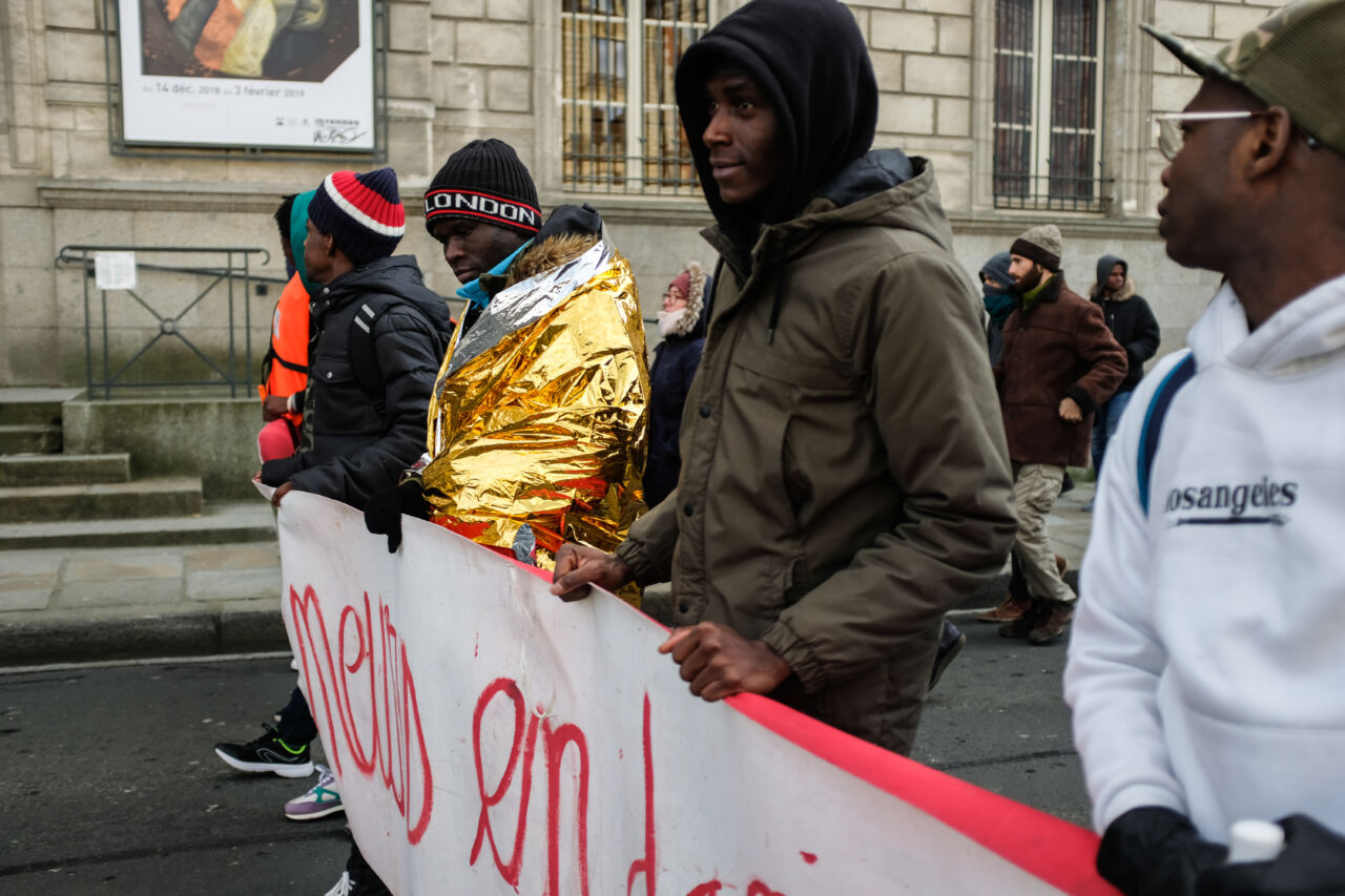 Avec et sans papiers manifestent contre la loi asile-immigration